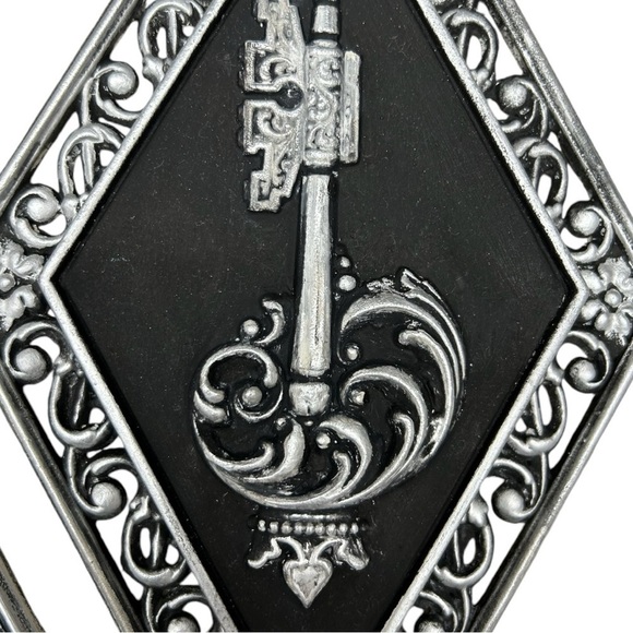 Vintage MCM Syroco Key & Violin Wall Plaques - Set of 3 (13”x8”) - Picture 6 of 9